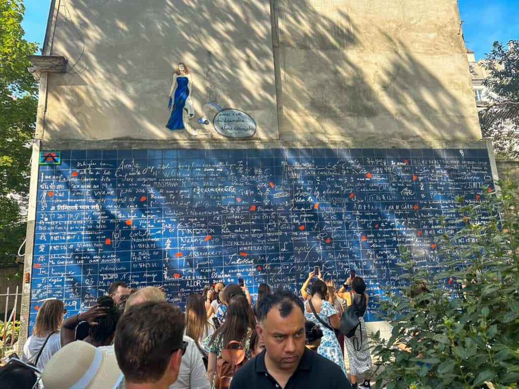 Crowd - Wall of Love Paris