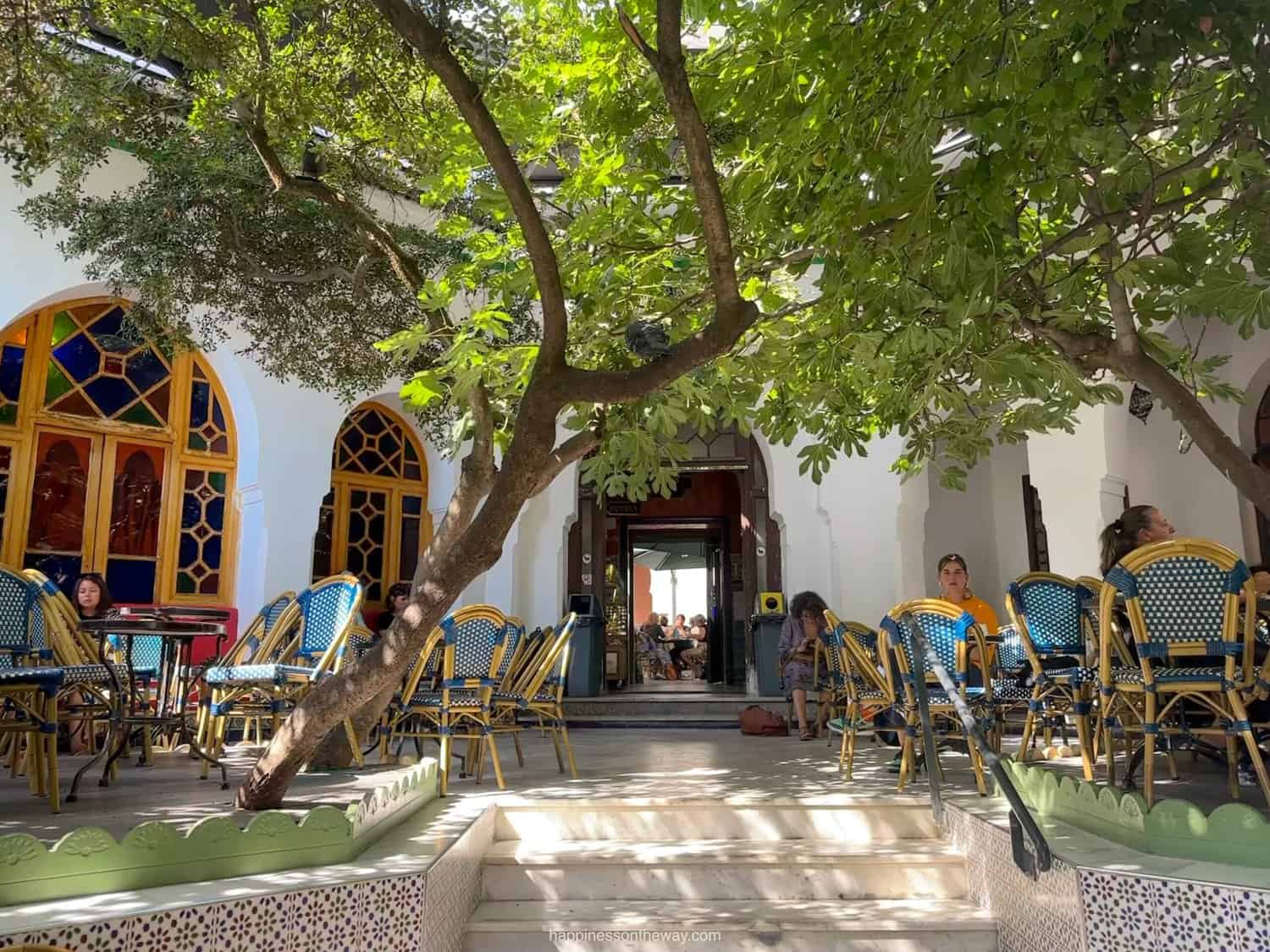 Exterior of Restaurant La Mosquée de Paris, offering authentic Moroccan cuisine in a Moorish setting.