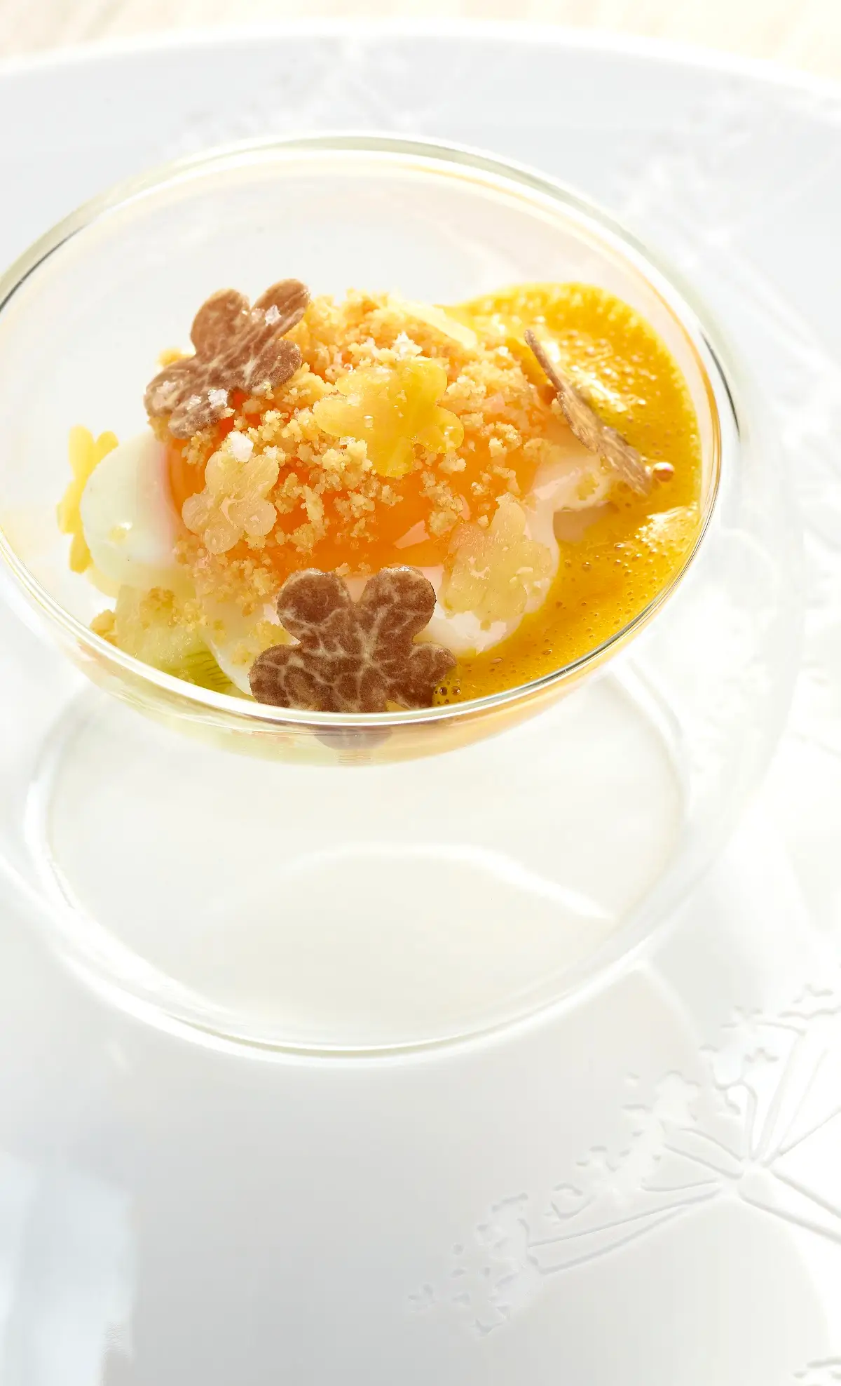 Elegant dessert with crumbles and fruit at Auguste, a Michelin Star restaurant in Paris.