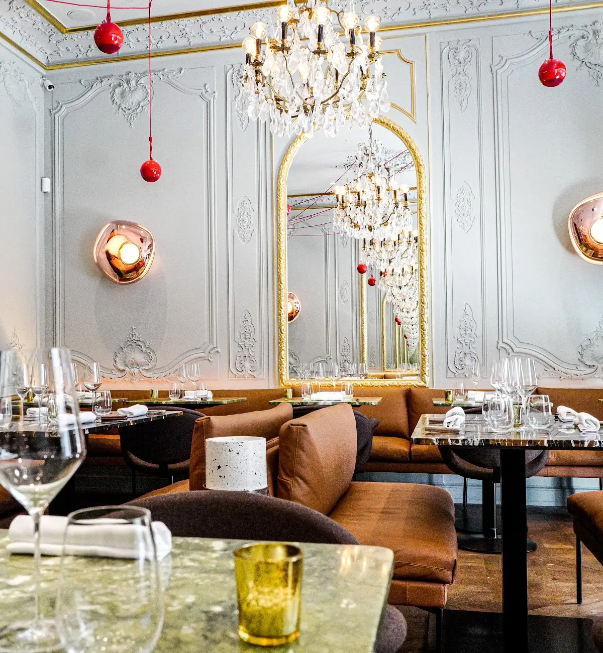 Elegant dining room with chandeliers and mirrored walls at Contraste, a Michelin Star restaurant in Paris.
