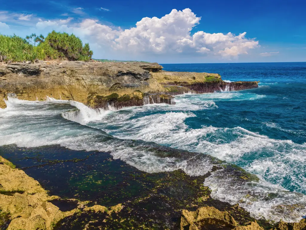 Strong wave currents splashing to the shore of Devil's Tears Beach in Nusa Lembongan, one of the popular day trips from Ubud