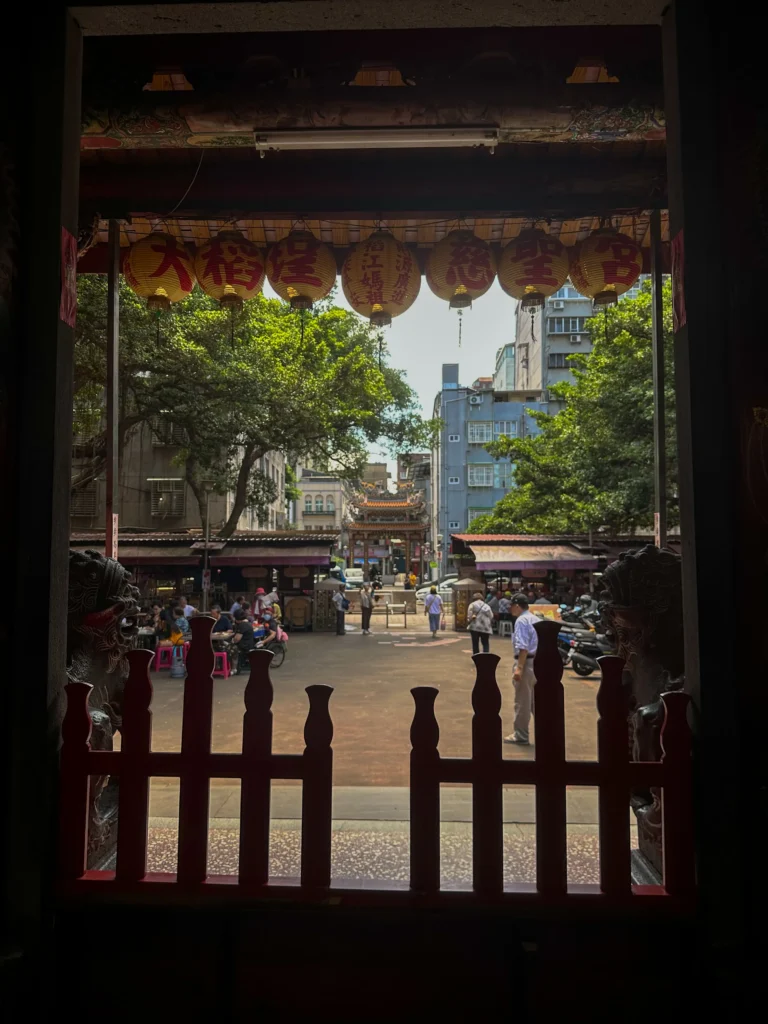 A Taste of Local Life at Dadaocheng Cisheng Temple