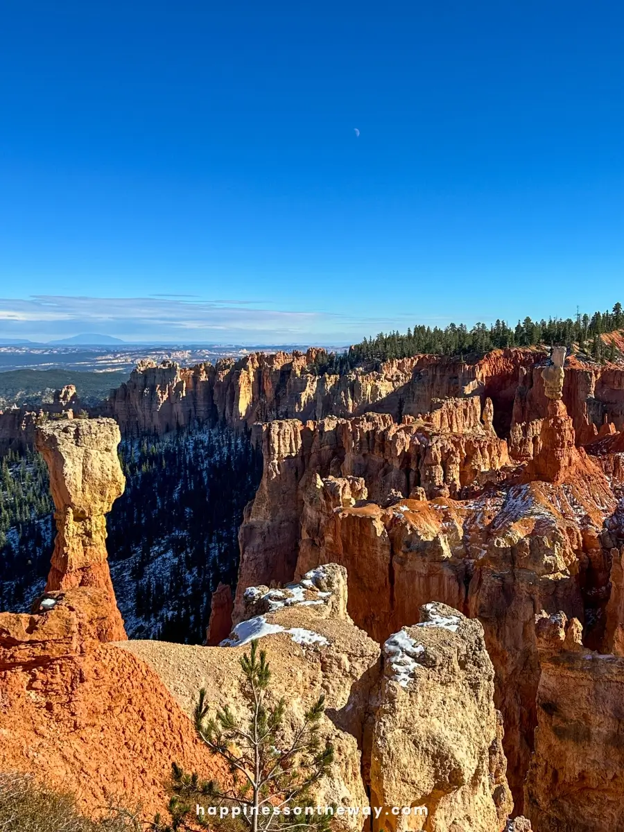 breathtaking view of the rock formation "The Hunter and Rabbit" in Agua Canyon, Bryce Canyon.