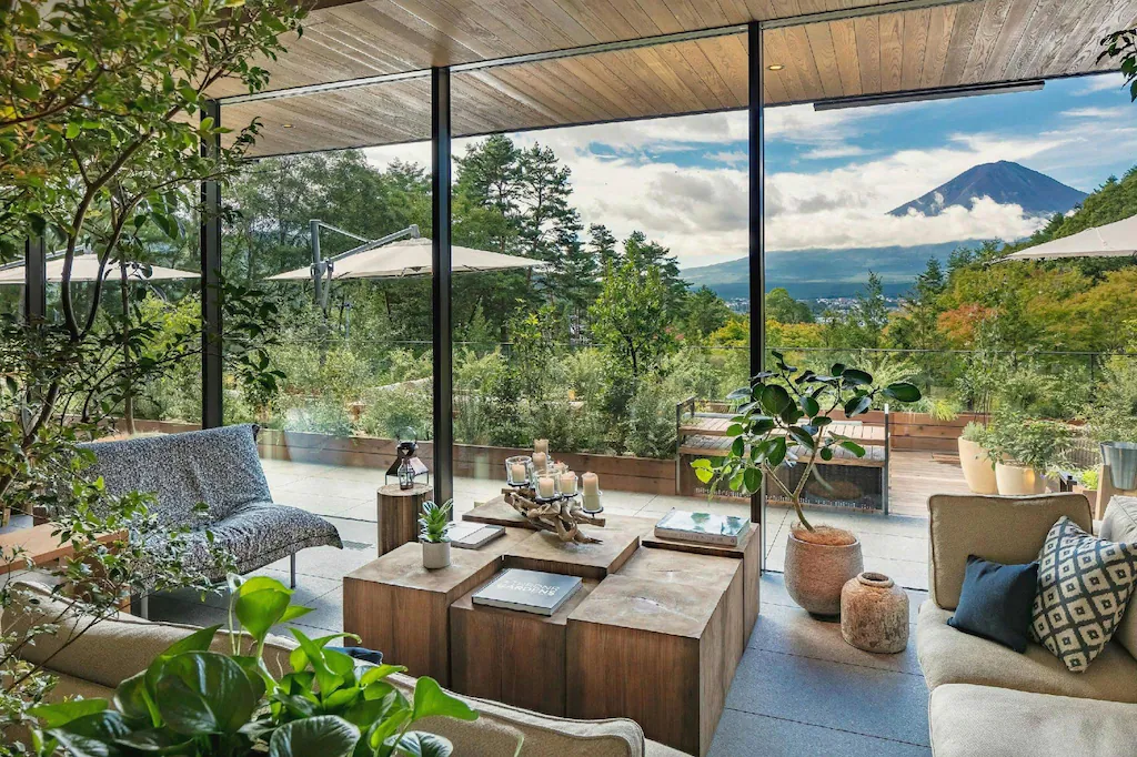 Lounge area at Shuhokaku Kogetsu with floor-to-ceiling windows offering a view of Mount Fuji