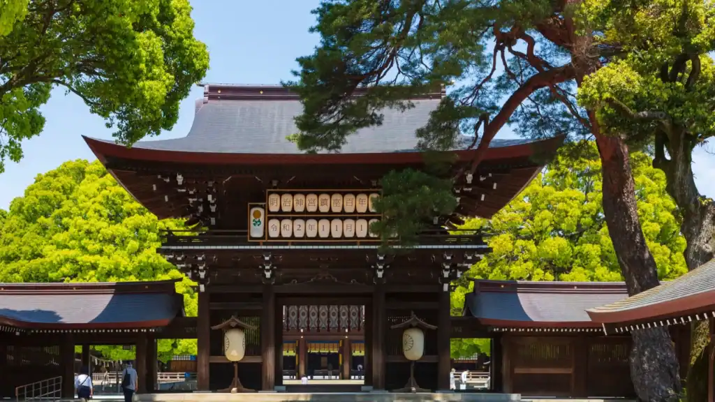 Meiji Shrine main gate surrounded by forest in Tokyo, peaceful things to do in Tokyo