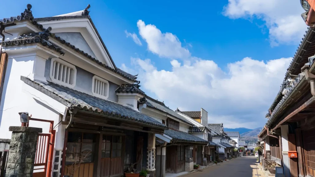 Traditional street with historic homes in rural Japan showing Volunteer Opportunities in Japan.
