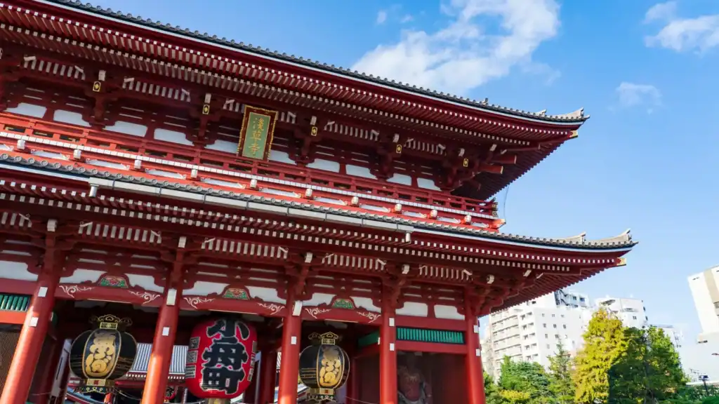 Senso ji temple gate in Asakusa Tokyo, cultural things to do in Tokyo for first timers