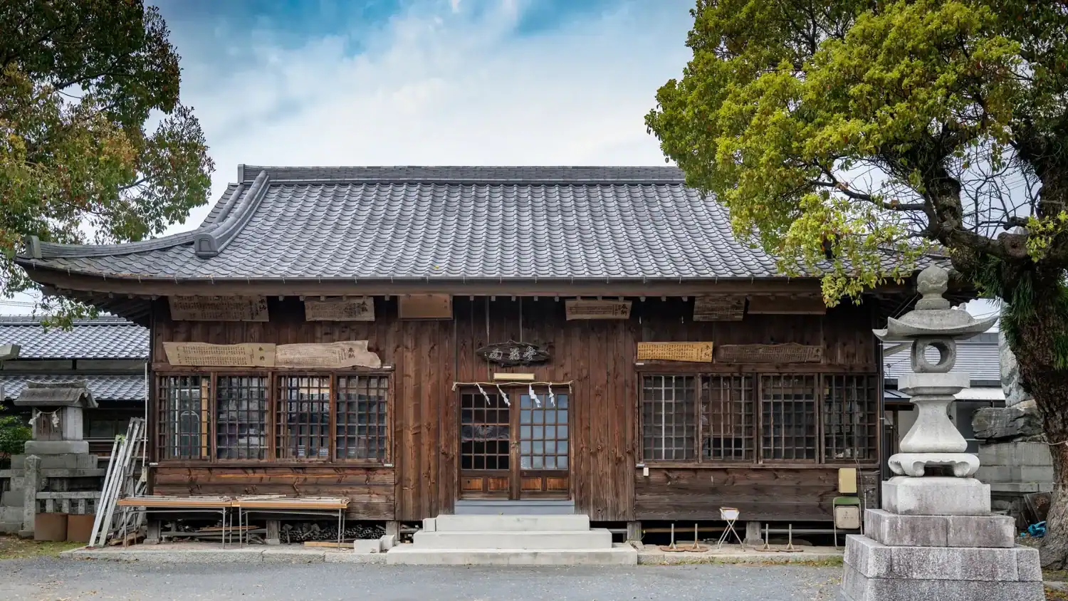 Small traditional Tokyo neighborhood street with wooden buildings, quiet things to do in Tokyo